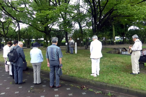 広島市中央公園の「東京の木」を囲む献水式参加者