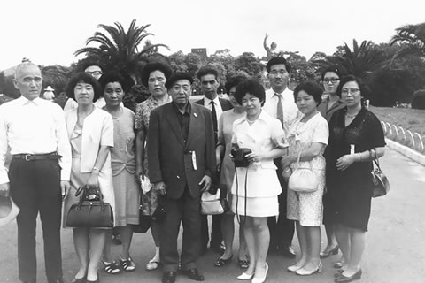 1970年、長崎平和公園の平和祈念像を遠景にした約15人の集合写真。