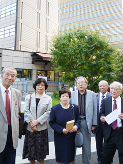 10月15日、抗議行動に参加した飯田マリ子会長たち