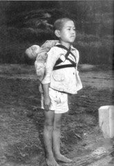 死んだ小さい弟を細い帯を使って背負い、直立不動で火葬の順番を待つ長崎の少年。