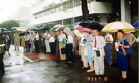 雨の中、東京地裁へ傍聴に集まった人たち