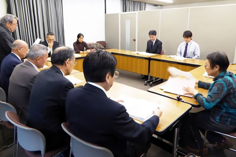 厚労省内の一室、長方形に並べられた机に着席し向きあう厚労省代表と被爆者・東京弁護団。