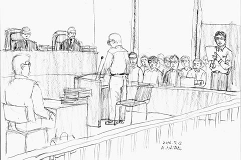 傍聴席、控訴人(国側)から、裁判官の席、証言台、被控訴人(被爆者)席を見たスケッチ。証言台に立つ原告と、被控訴人席で起立し紙を持って読み上げる弁護士の姿が描かれている。