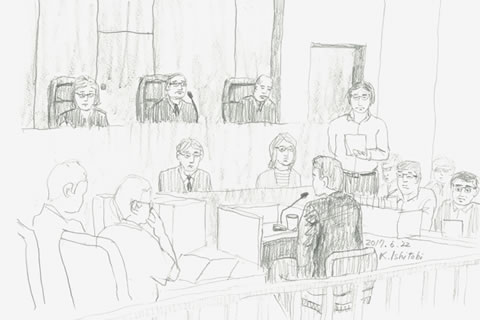 法廷のスケッチ。高い位置の席に座る裁判官3人、その正面にある証言席に座る証人、証言席を挟んで向かい合う形の国側・被爆者側の席が描かれている。被爆者側の席では、弁護士が紙を持って立ち、証人に質問している。