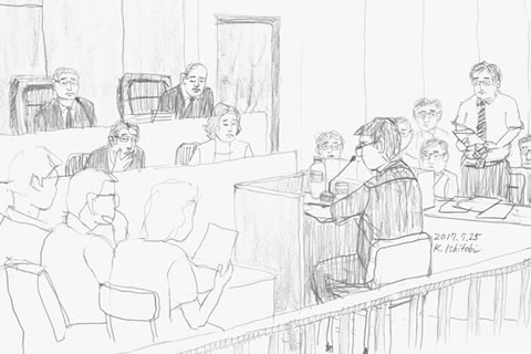 法廷のスケッチ。高い位置の席に座る裁判官2人、その正面にある証言席に座る証人、証言席を挟んで向かい合う形の国側・被爆者側の席が描かれている。被爆者側の席では、弁護士が紙を持って立ち、証人に質問している。