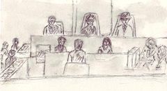 法廷のスケッチ。正面中央に裁判官や書記の階段状の席、左右に原告席・被告席。中央下に証言台と、立って裁判官らと向き合い証言する吉澤さんの背中。