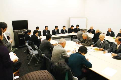 厚労省側数人が並んで座る机に対し直角に並べられた机に着席する参加者たち