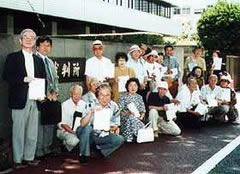 東京地裁前に並ぶ署名提出参加者ら。