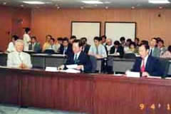 並べられた長机に着席する、秋葉・広島市長、伊藤・長崎市長、袖井名誉教授。その後ろに、傍聴者が着席した机が並んでいる。