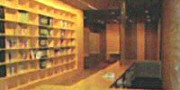 館内、本棚のような棚のある通路が写っている。本棚と通路を挟んだ向かいはカウンターのようになっている。