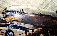 「ENOLA GAY」の文字が書かれたエノラ・ゲイの機首。