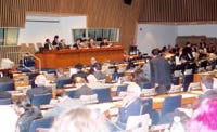 国連の議場。壇上に机が並べられている。