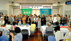 壇上に地区会長と東友会役員が集まった場面。