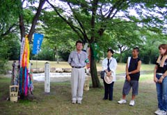 千羽鶴がかけられた「東京の木」のそばに立つ東都生協代表ら。