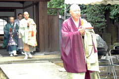 千代田玄海師と、その後方に他の僧ら。