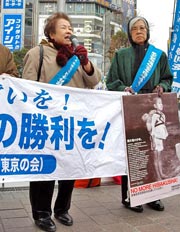 渋谷・ハチ公前で横断幕や「焼き場の少年」写真パネルを掲げて訴える被爆者ら。