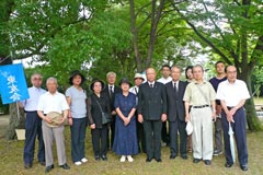 広島平和記念公園内、木の多い場所での東友会代表団の集合写真。