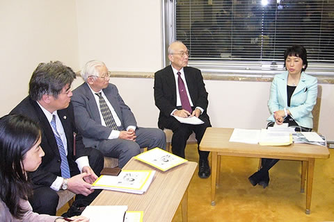 机を挟んで座る要請参加者と社民党の福島党首。