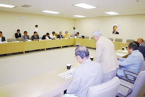 長方形に並べられた机に着席し話し合う、民主党の都議会議員らと東友会の参加者ら。