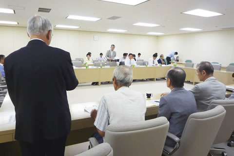 長方形に並べられた机に向き合う形で着席して話し合う議員らと東友会の参加者たち。