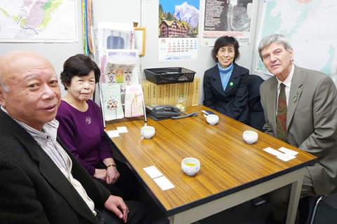 12月16日、東友会事務所にて。飯田マリ子会長と大岩孝平事務局長が応対