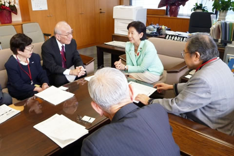 小宮山洋子厚労副大臣と話し合う参加者たち。