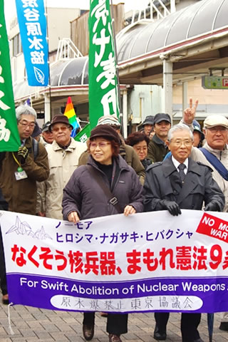 3月1日、焼津市内にて。「なくそう核兵器、まもれ憲法9条」の横断幕を先頭に墓参行進する3・1ビキニデーの東京からの参加者たち。