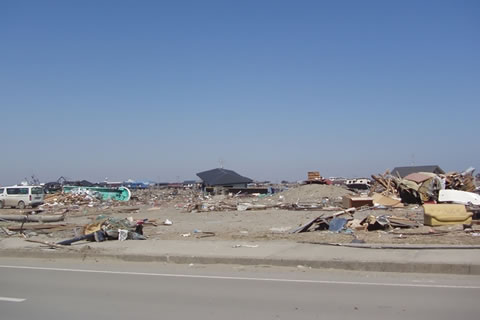 道路から見る被災地、建物のほとんどが破壊されてしまった場所。