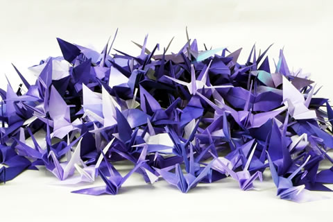 濃淡さまざまな紫色の和紙で折られた折り鶴
