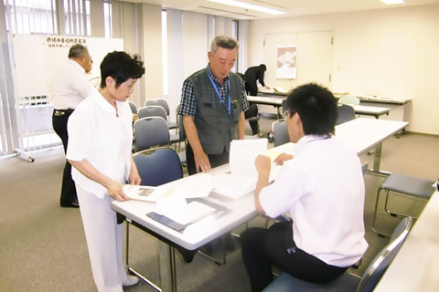 名簿を渡す東友会代表と、受け取る広島市職員。
