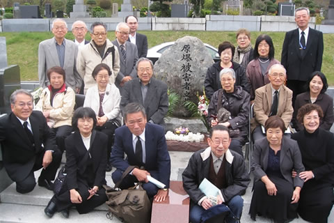 10月30日、東京霊園内「原爆被害者の墓」前で、つどい参加者の集合写真