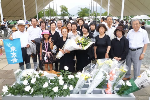 長崎市平和公園、設置された献花台の前での集合写真。