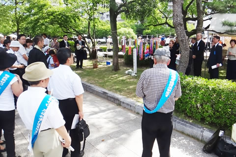 広島の「東京の木」前に集まった参加者たち。