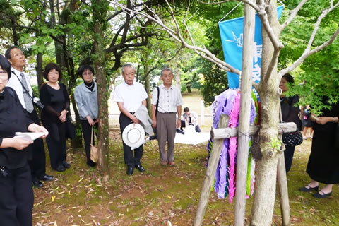 長崎の「東京の木」前に集まった参加者たち。