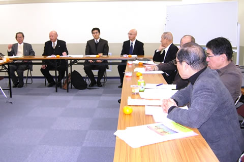 並べられた机で席に着く東友会の代表と非核政府の会の代表