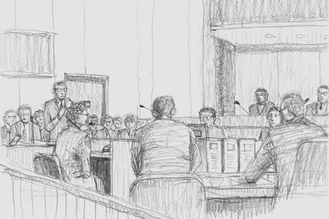 鉛筆によるスケッチ。右手奥に裁判官、手前は被告席側。左手奥の原告席側にマイクを持って立つ人が描かれている。原告代理人弁護士による質問の様子