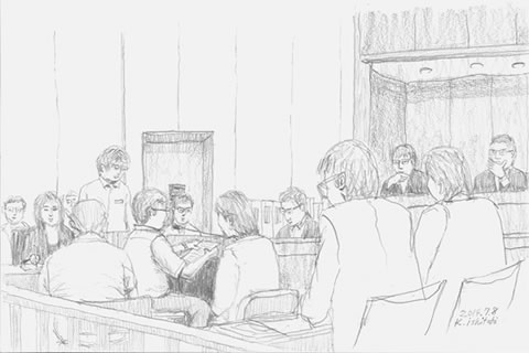 被告側席の左後方から法廷を見たスケッチ。画面左手奥に原告側、右手奥に裁判官の席がある。