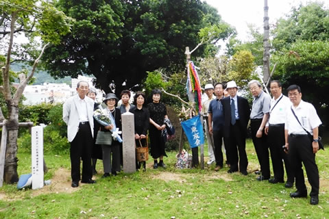 長崎市平和公園の「東京の木」を囲む献水式参加者