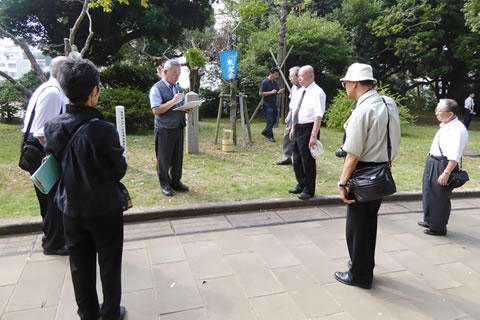 「東京の木」のまえで黙祷する東友会代表団