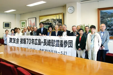 長崎市役所内にて。田上富久長崎市長とともに「被爆70年墓参団」の横断幕を掲げて集合写真。