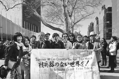 国連本部前で、「核兵器のない世界を！」と書かれた横断幕を持つ代表団。