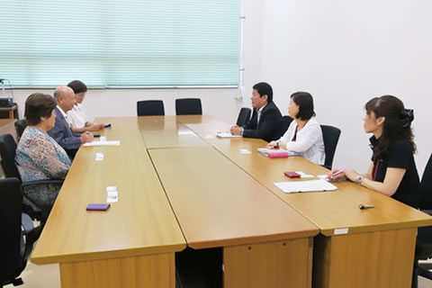 東友会代表3名と長崎市役所の3名が、大きいテーブルに向きあって着席している。