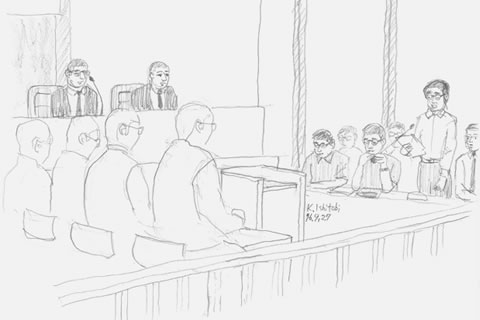 傍聴席から見た図。国側の出席者が背中を向けて座る席が左手前に、国側に向きあって被爆者側の席で起立し発言する弁護士の姿が右に描かれている。左奥に裁判官。