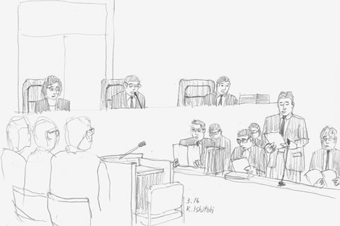 法廷のスケッチ。被爆者側の席で起立し意見陳述する弁護士、それを聞く国側の出席者と裁判官が描かれている。