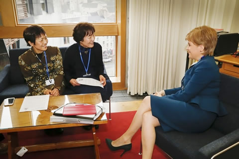 ソファに座り笑顔でフランクな様子で話を聞くスコットランド首相と、同じく笑顔の山田玲子さんと山田みどりさん。