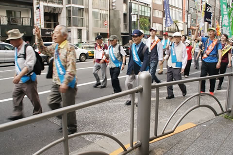 たすきを掛けて歩く被爆者とそのほかの参加者