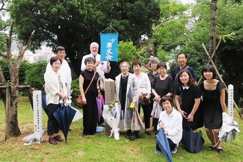 「東京の木」の前で、献水式参加者の集合写真。