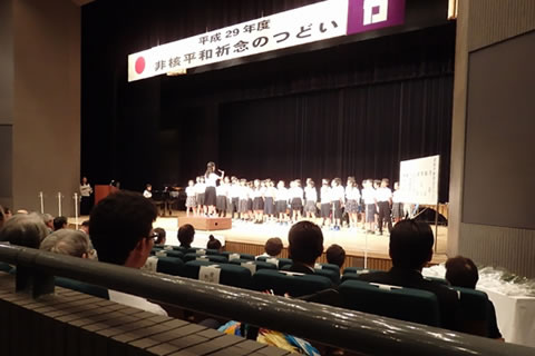 舞台の上で小学生が合唱している