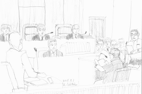 陳述席に座る原告、起立して発言する原告側弁護士、裁判官が描かれている