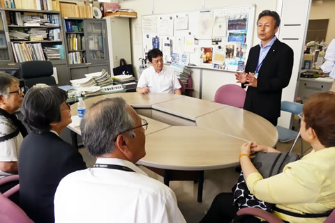 長崎市職員の話を聞く東友会の代表。